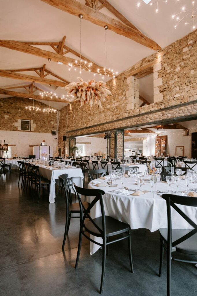 Tables décorées pour le repas de mariage