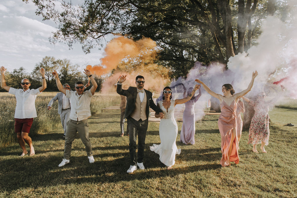 photo de groupe suite à la cérémonie de mariage