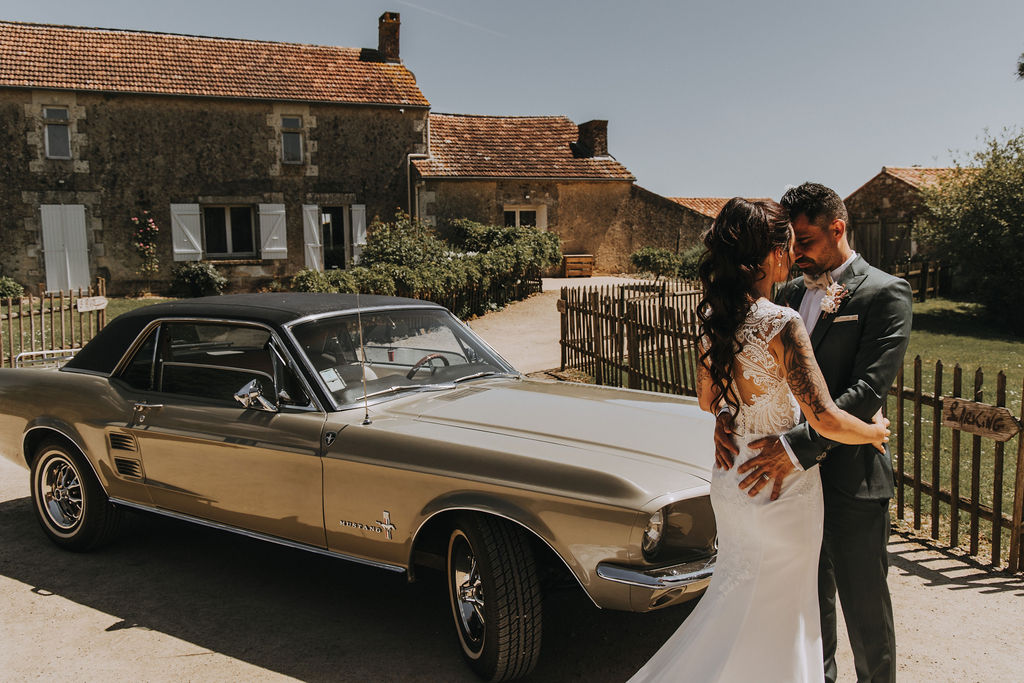 photo de couple des mariés avec voiture